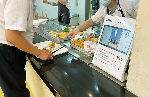 人臉消費(fèi)機(jī)，讓食堂支付高效多元
