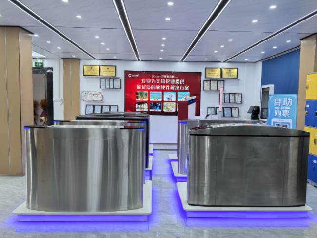 “數(shù)字文旅運營平臺（集團版）”軟件產(chǎn)品：是多單位、多業(yè)態(tài)、多場所、高度集成的一體化平臺軟件，統(tǒng)一數(shù)據(jù)中心、統(tǒng)一業(yè)務(wù)管理、統(tǒng)一宣傳營銷、統(tǒng)一客服中心、統(tǒng)一指揮調(diào)度，方便文旅集團公司統(tǒng)一管理旗下多家文旅產(chǎn)業(yè)單位，方便旅游景區(qū)將門票、劇場、酒店、餐飲、零售、租賃、停車場等多業(yè)態(tài)一體化業(yè)務(wù)管理，解決了信息孤島、重復(fù)投資建設(shè)、無法協(xié)調(diào)聯(lián)動等問題，是文旅集團公司和新時代智慧景區(qū)信息化建設(shè)的首選產(chǎn)品。